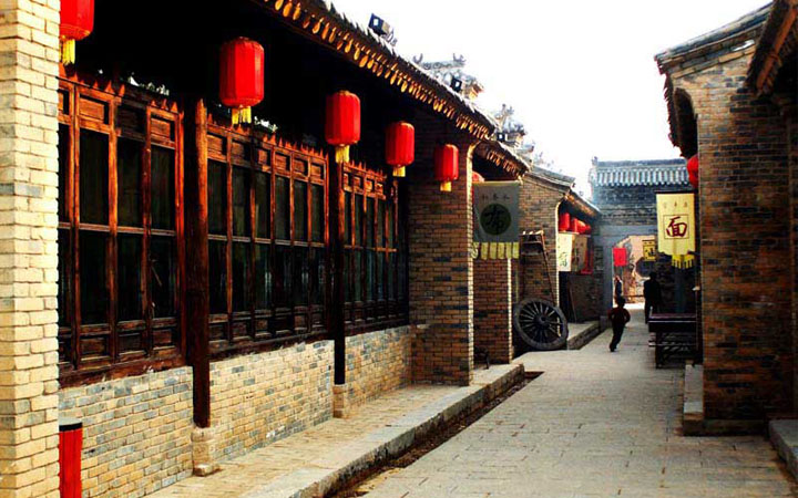 民居建筑在旅游規劃中有有一米的青磚臺階與街道銜接