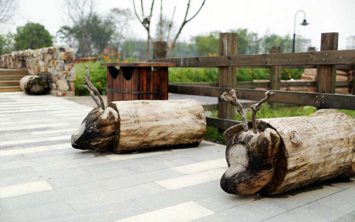 鄉村旅游規劃公司:田園東方旅游規劃中由朽木雕刻而成的景觀小品""