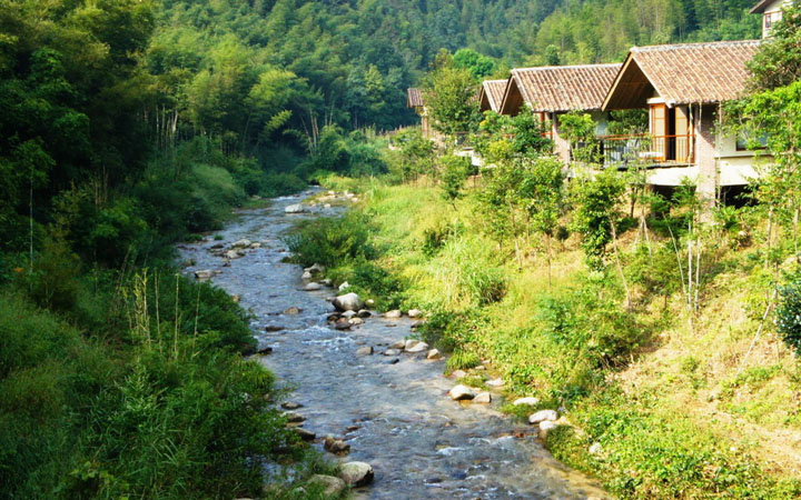 森林旅游規劃公司：十字水度假村建筑多臨溪而建以保護水流不受阻擋